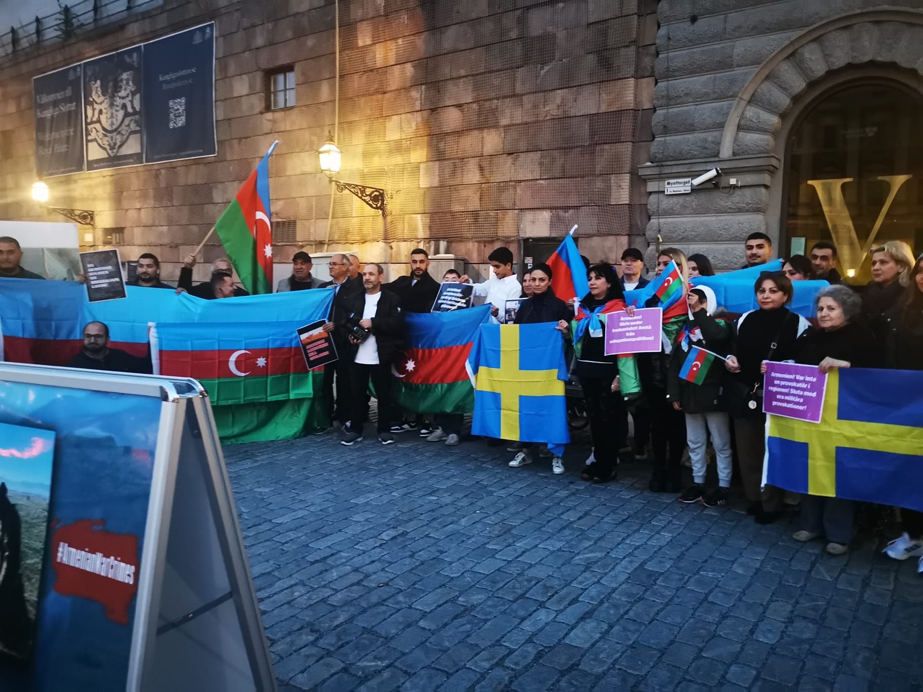 Azərbaycan icması İsveç parlamentinin önündə piket təşkil edib