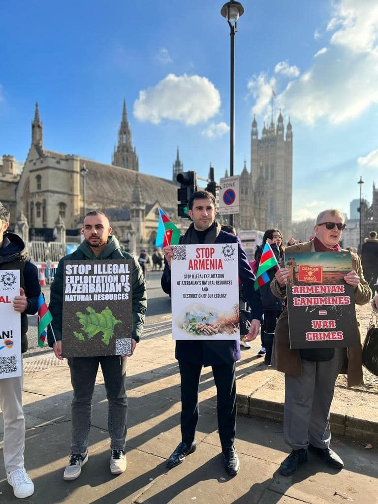 Diasporumuz Britaniya parlamenti önündə etiraz aksiyasi keçirib