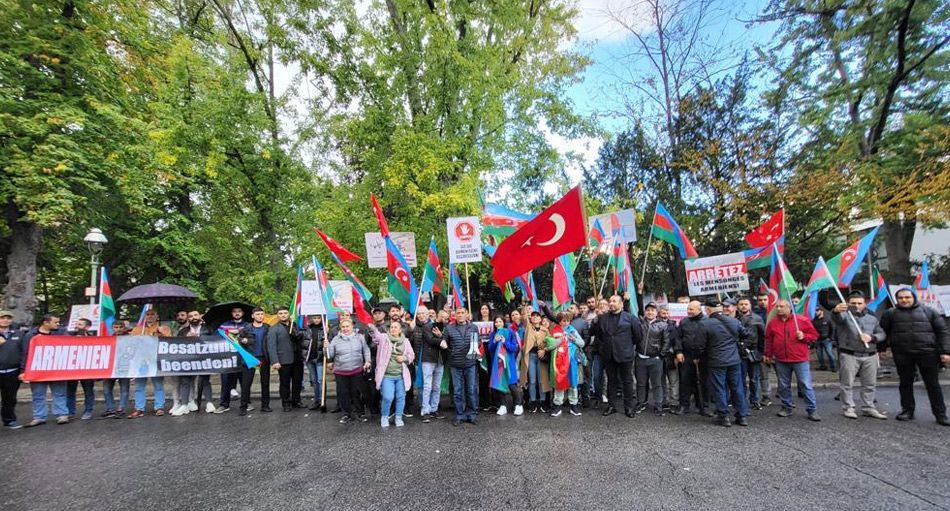 Aзербайджанская община провела пикет перед посольством Армении в Берлине