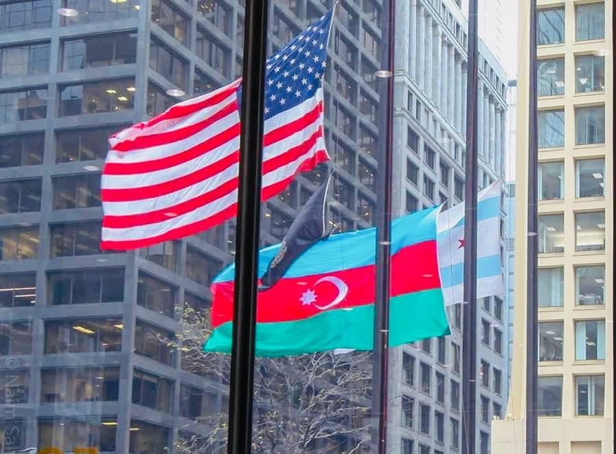 В центре Чикаго поднят флаг Азербайджана