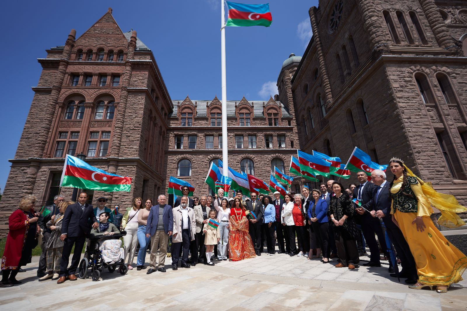 Перед парламентом Oнтарио поднят флаг Азербайджана