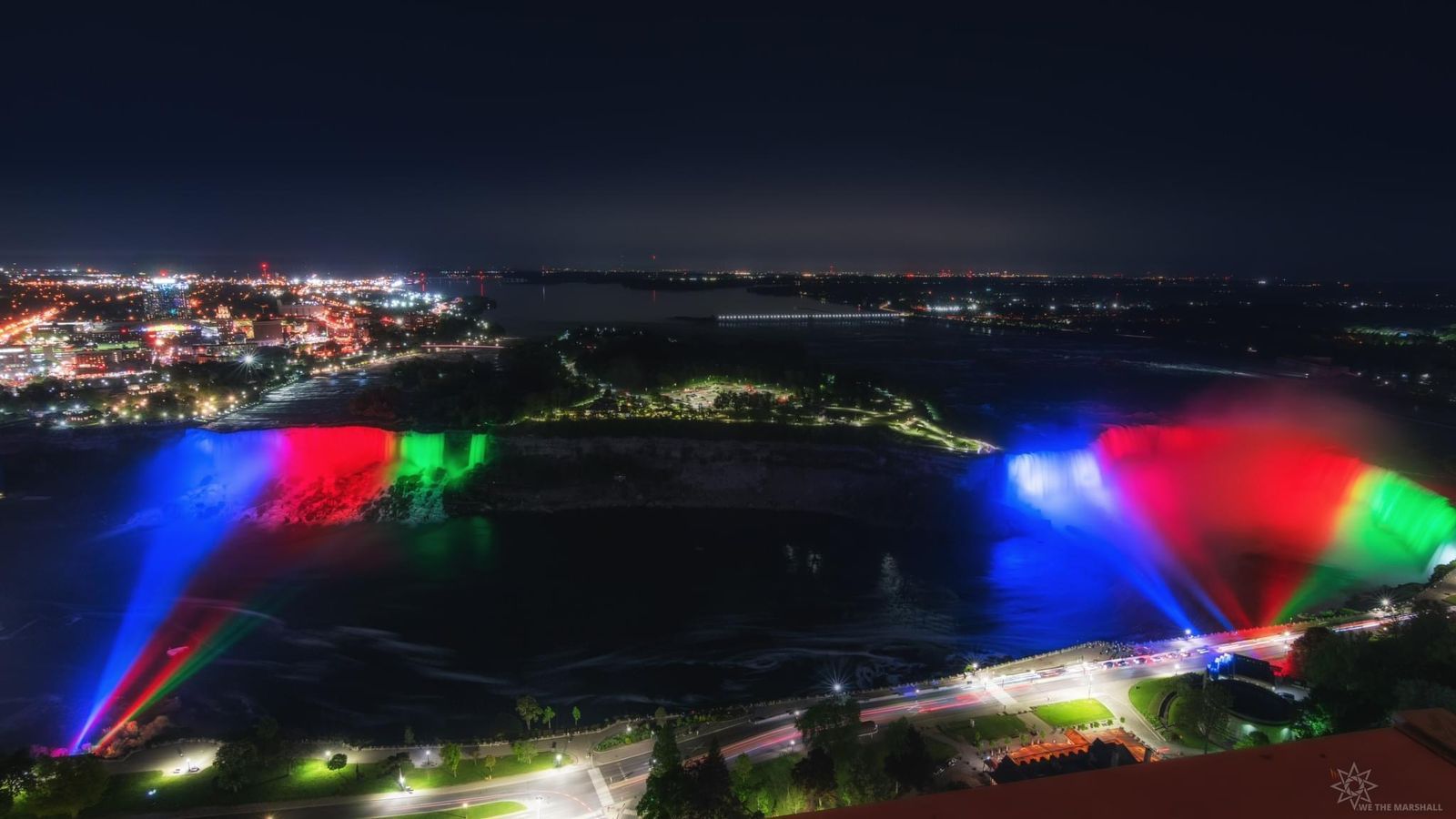 Ниагарский водопад окрашен в цвета флага Азербайджана 