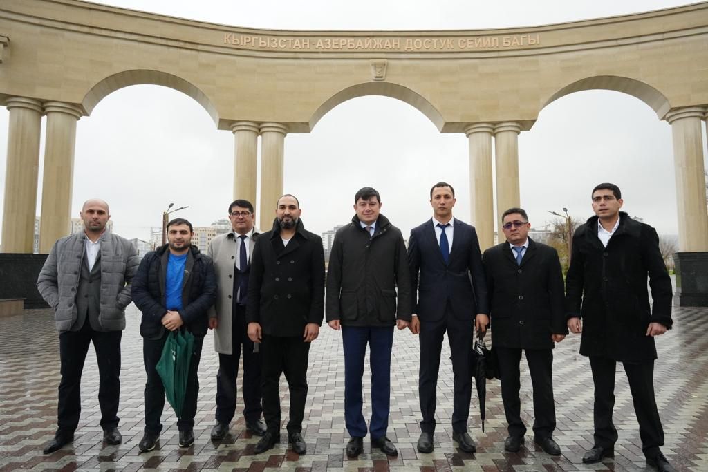 Председатель комитета посетил в Бишкеке мемориальный сквер “Гейдар Алиев-100” 