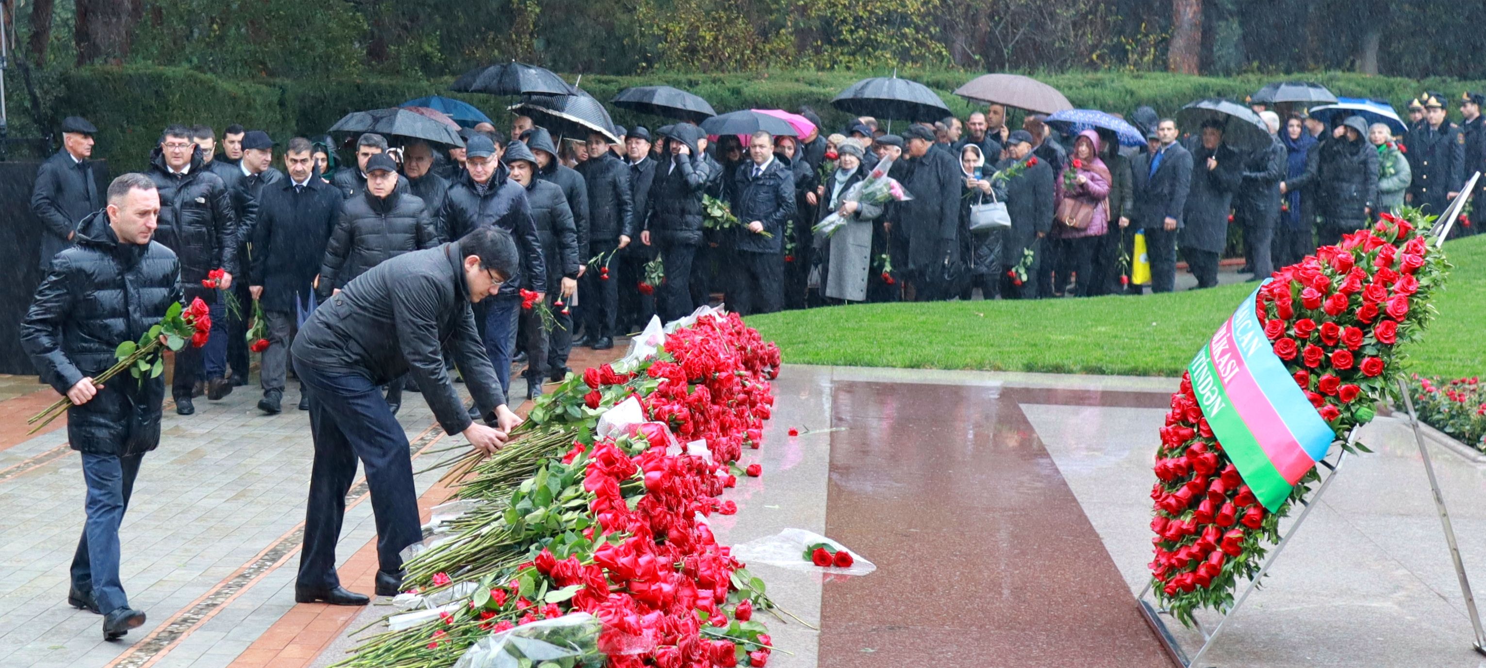 Сотрудники Государственного комитета посетили могилу Гейдара Алиева в Аллее почетного захоронения