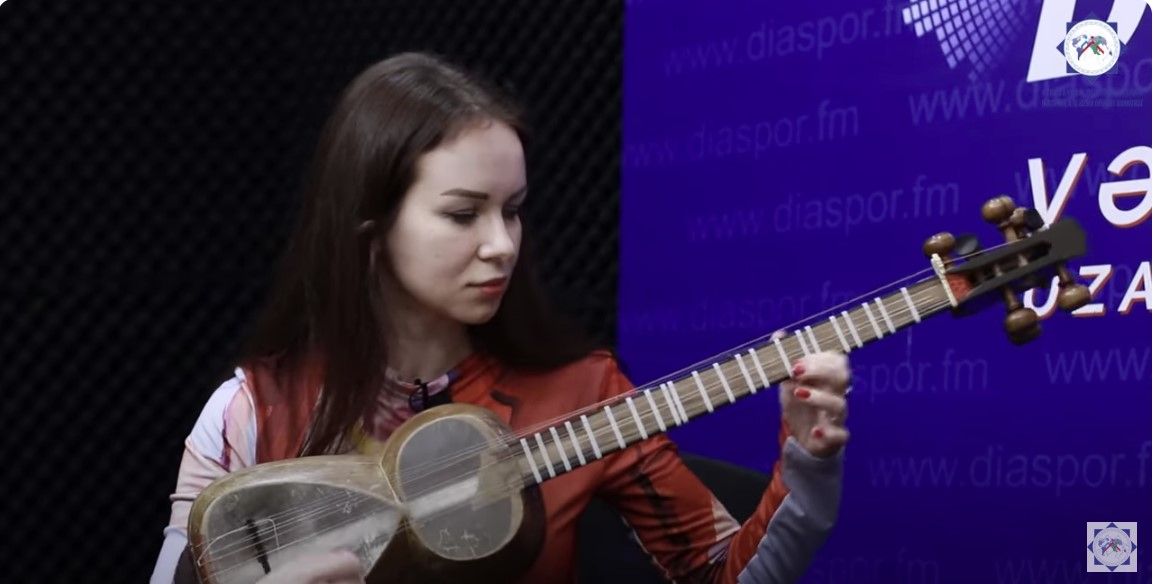 Diaspor FM-in qonağı, azərbaycanlı ilə ailə quran ukraynalı Polina Yaponiyada tar dərsləri deyir