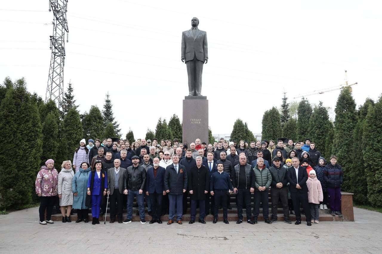 В России отмечена 101-я годовщина со дня рождения общенационального лидера Гейдара Алиева 