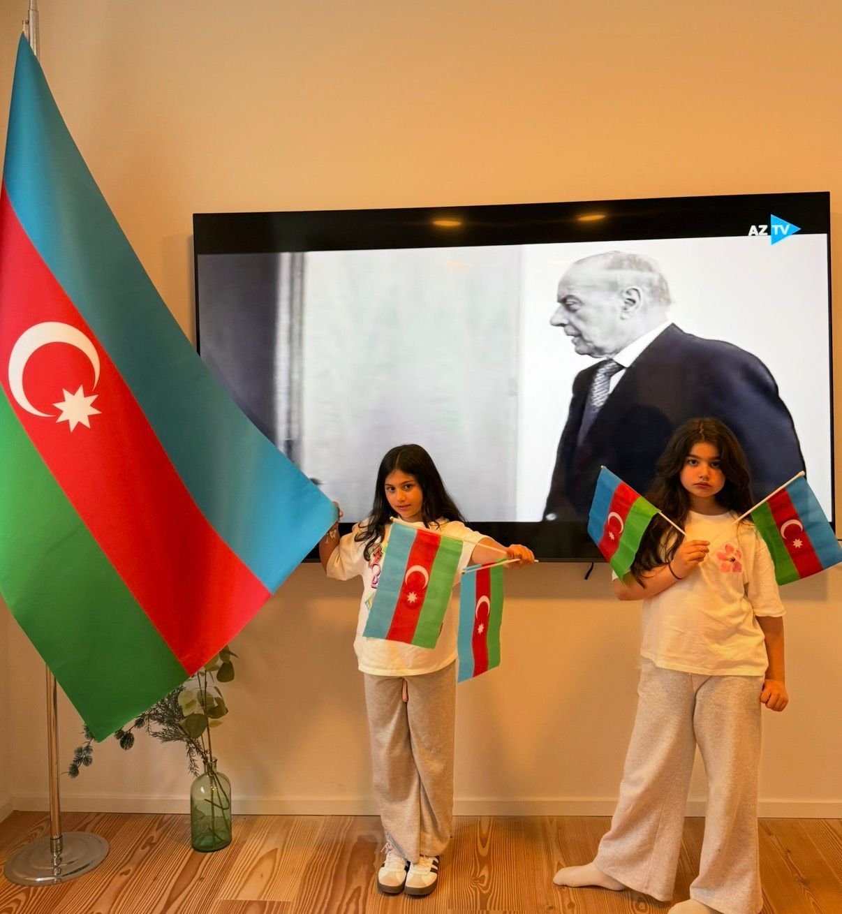 Ulu Öndər Heydər Əliyev dünya azərbaycanlılarının yaddaşında əbədi yaşayır