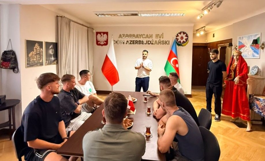 "FC LAND OF FIRE" futbol klubu Varşava Azərbaycan Evinin qonağı olub