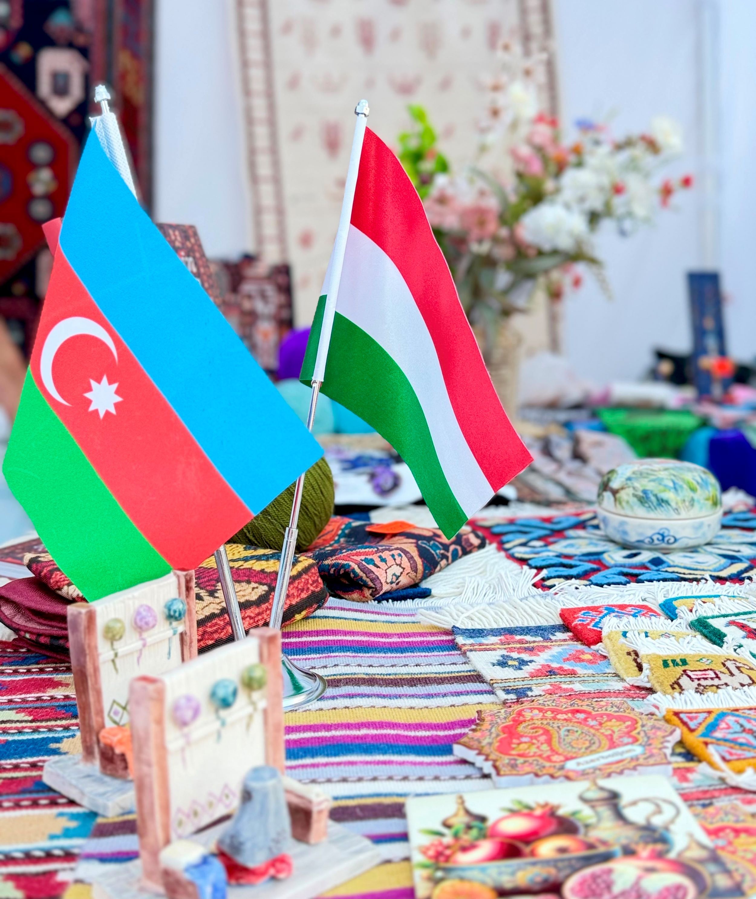 Xalça və kəlağayılarımız Budapeştdə böyük maraqla qarşılanıb